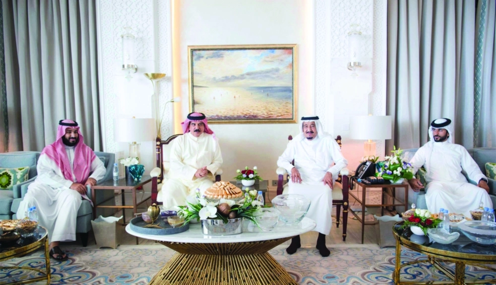 الملك سلمان لدى لقائه الملك حمد آل خليفة في مقر إقامته بطنجة أمس بحضور الأمير محمد بن سلمان (بندر الجلعود)