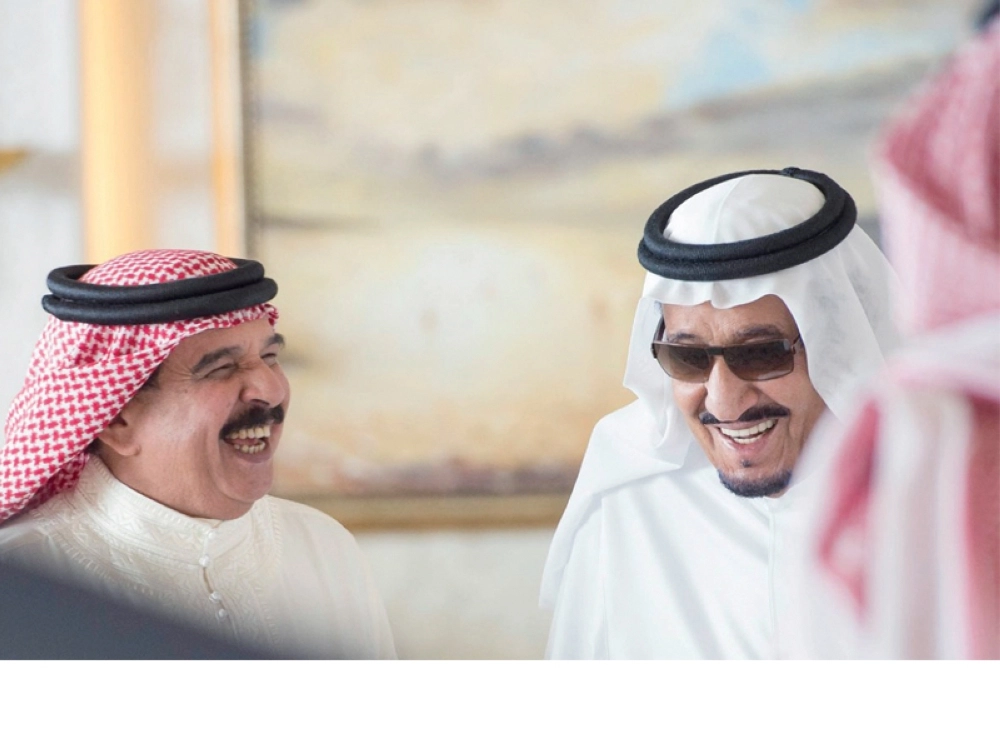 الملك سلمان في حديث باسم مع الملك حمد آل خليفة في مقر إقامته بطنجة المغربية أمس (بندر الجلعود)