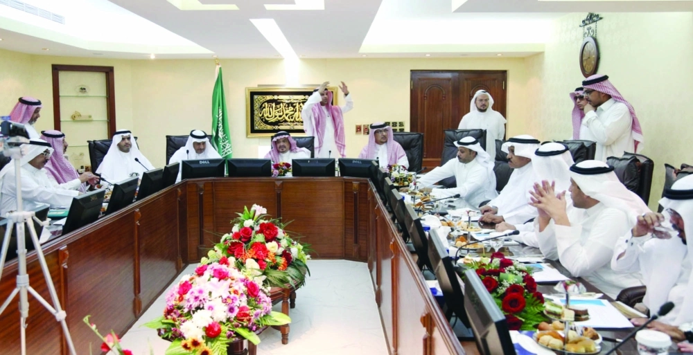 محمد بنتن خلال جولته أمس على مؤسسة مطوفي حجاج أفريقيا غير العربية والنقابة العامة للسيارات               (أحمد جابر)