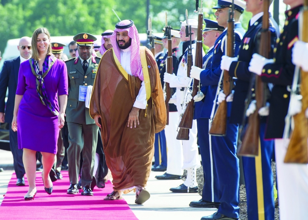 الأمير محمد بن سلمان يستعرض حرس الشرف في قاعدة ماريلاند العسكرية بواشنطن    (أ ف ب)