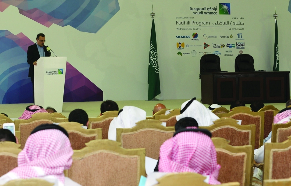 جانب من حفل توقيع عقود مشروع الفاضلي أمس         (حمدان الدوسري)