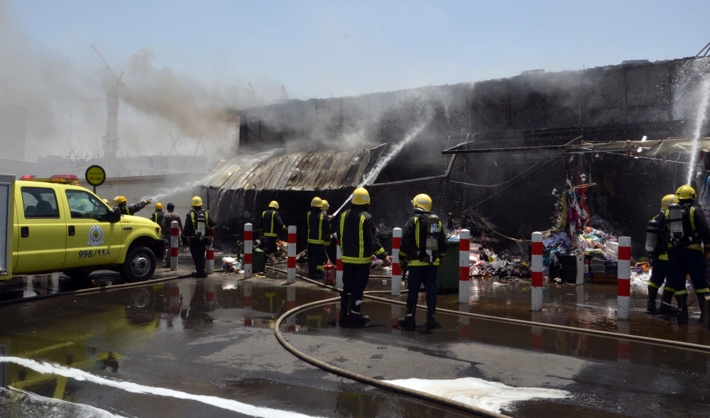 لحظة إخماد الدفاع المدني للحريق (عبدالمحسن دومان) 