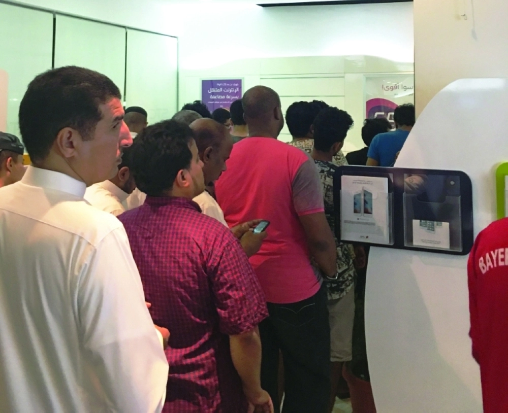 الاصطفاف منذ ساعات مبكرة يربك الفروع                                        (مكة)