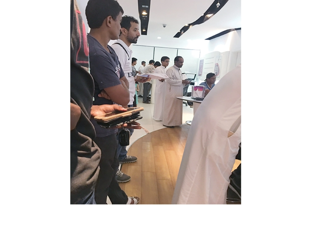 الاصطفاف منذ ساعات مبكرة يربك أحد فروع الاتصالات (مكة)