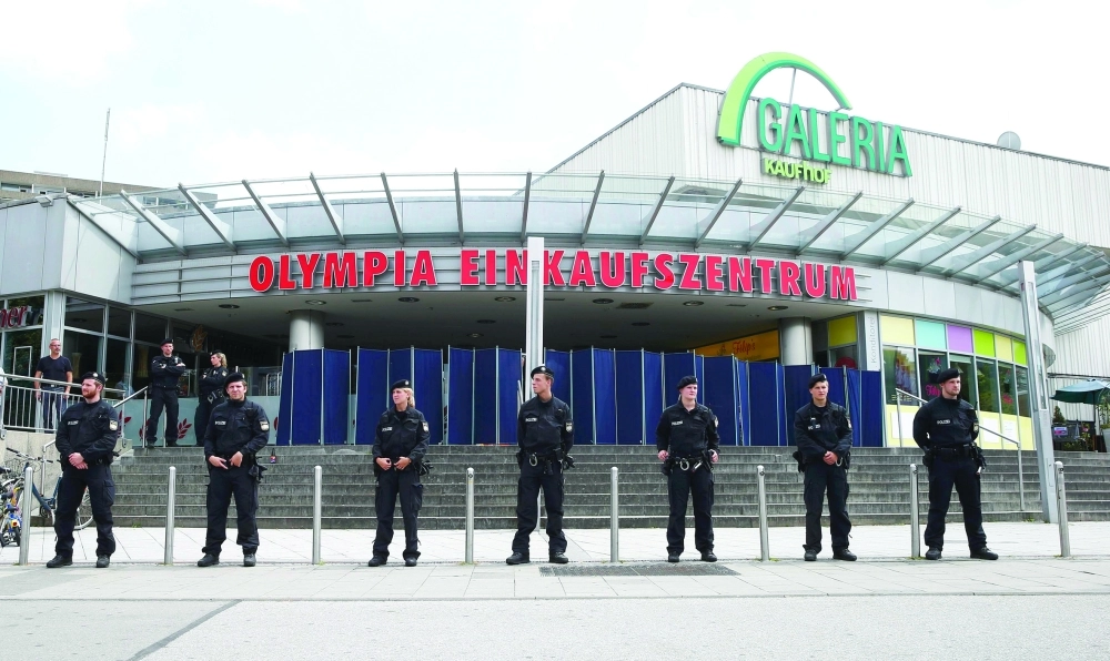 رجال الأمن أمام المركز التجاري المغلق بميونخ أمس                                     (رويترز)