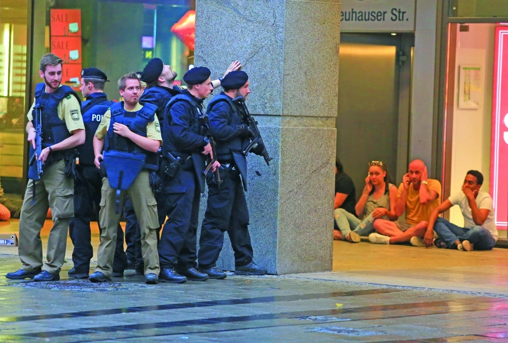 الشرطة الألمانية خلال عملية مطاردة مطلق النار في ميونخ مساء الجمعة             (أ ب)