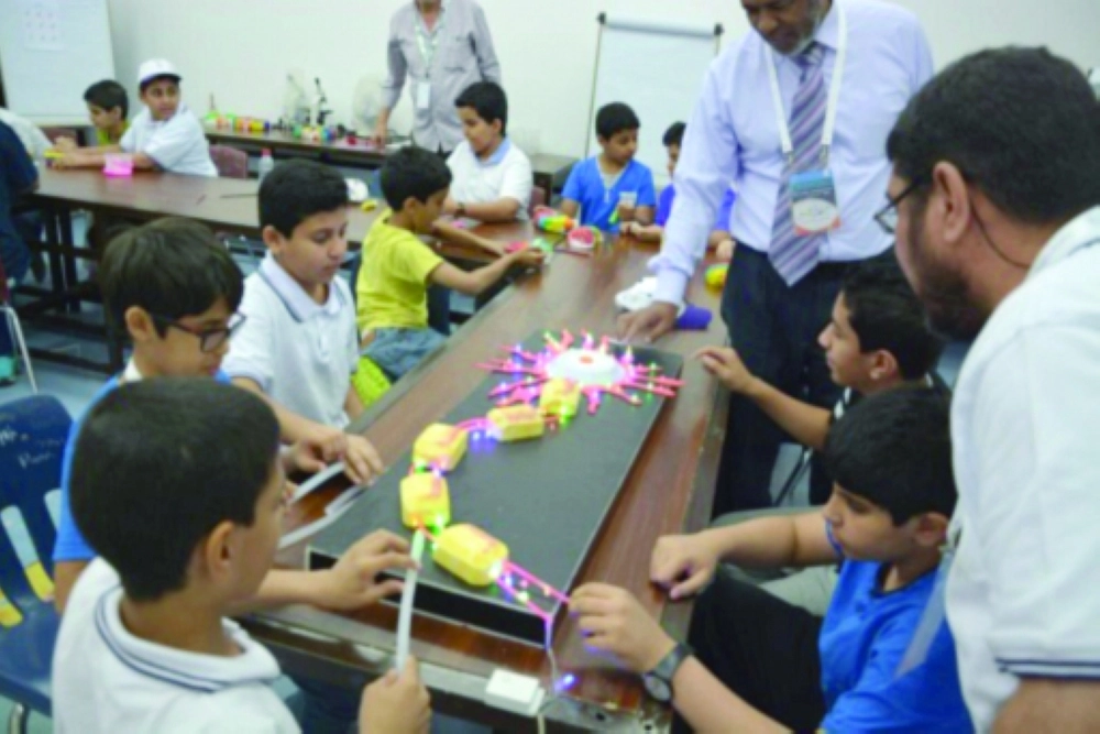 طلاب خلال مشاركتهم في أحد البرامج الإثرائية لموهبة                    (مكة)