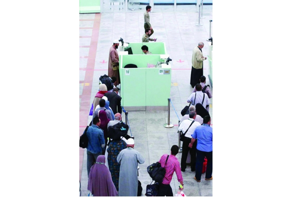 عدد من المعتمرين خلال إنهاء إجراءات سفرهم (مكة)