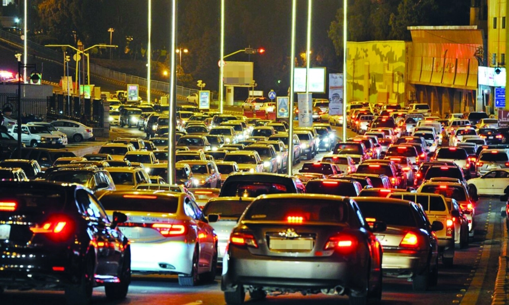 من زحام المصطافين في أبها              (مكة)