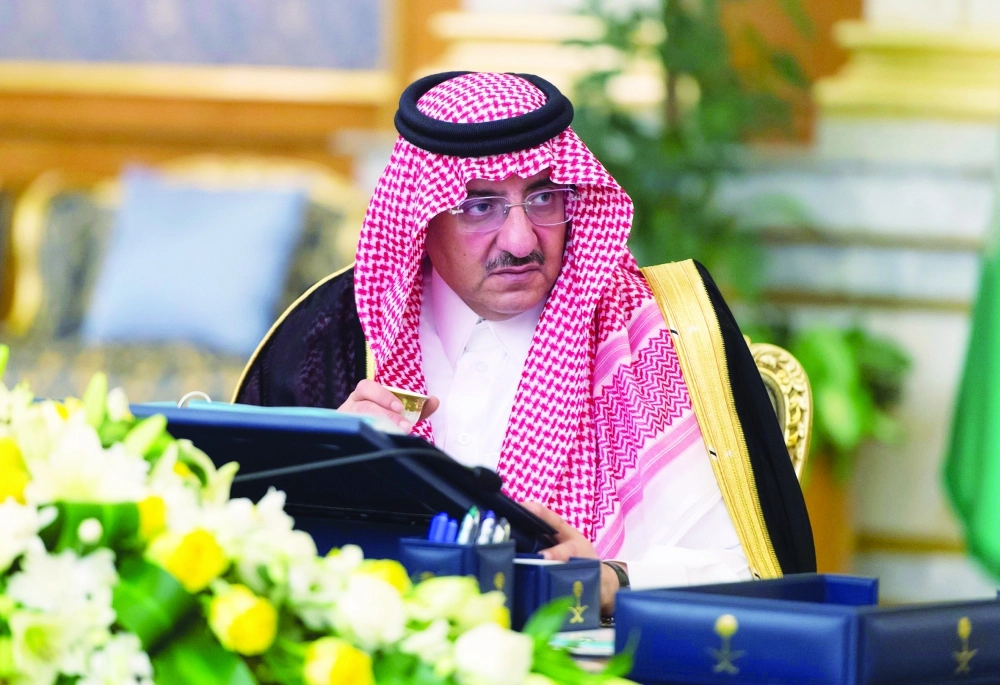 نائب خادم الحرمين مترئسا جلسة مجلس الوزراء في قصر السلام بجدة أمس 