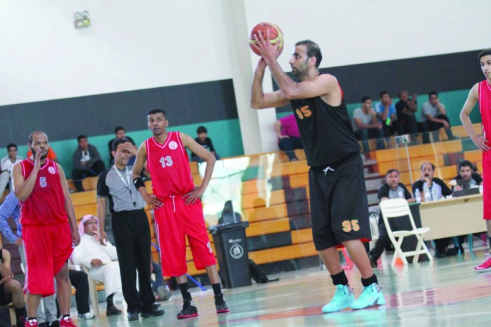 من مباراة سابقة بين سلة النور والسلام                   (مكة)