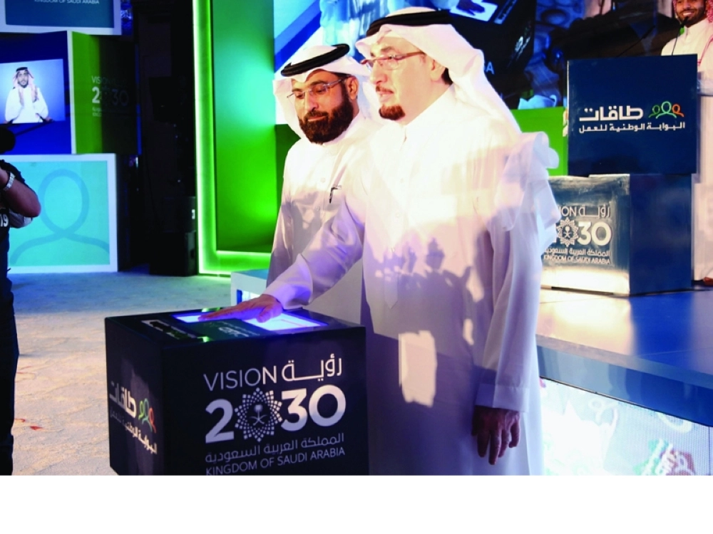 الحقباني يدشن البوابة                                                                                                                     (زياد الرزيزاء)