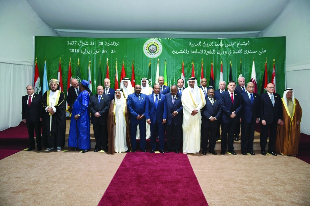 قادة وزعماء العرب في قمة نواكشوط أمس            (إ ب أ)