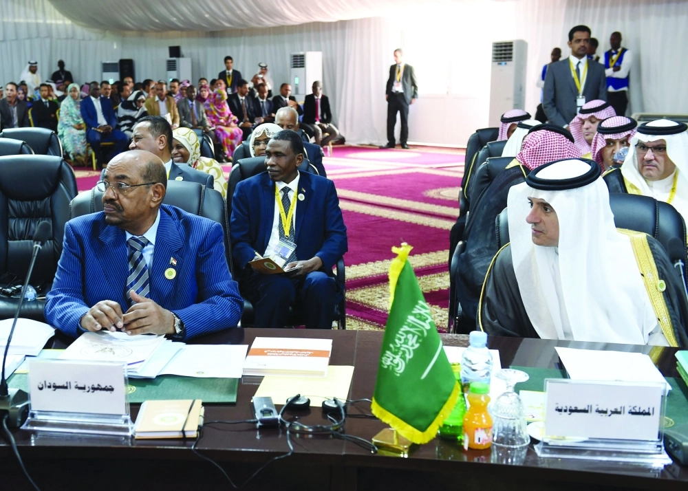 الرئيس السوداني ووزير الخارجية السعودي في قمة موريتانيا