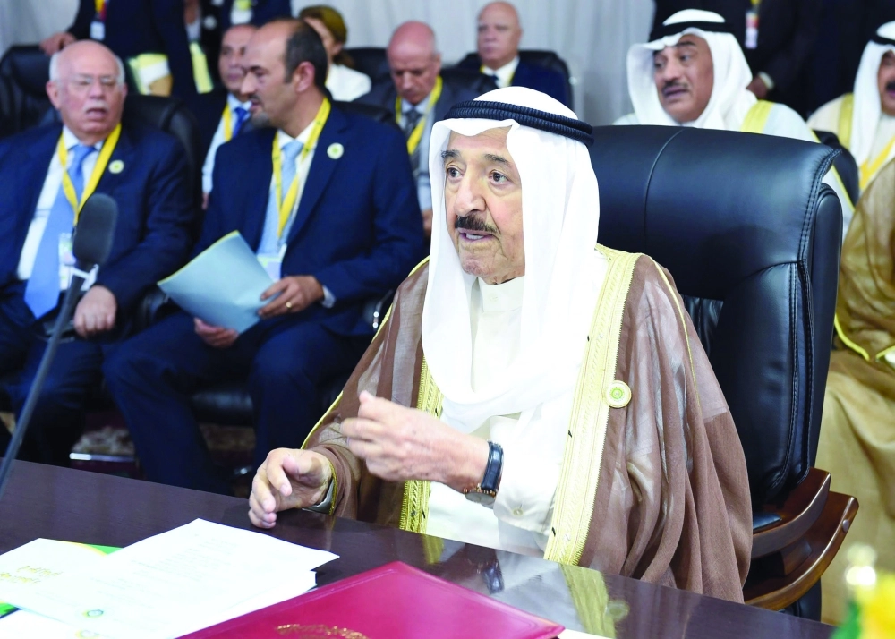 أمير الكويت يتحدث في افتتاح القمة          
