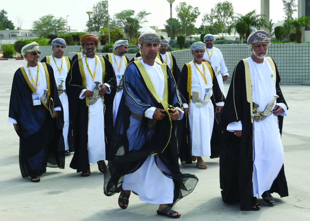 الوفد العماني في طريقه لخيمة القمة