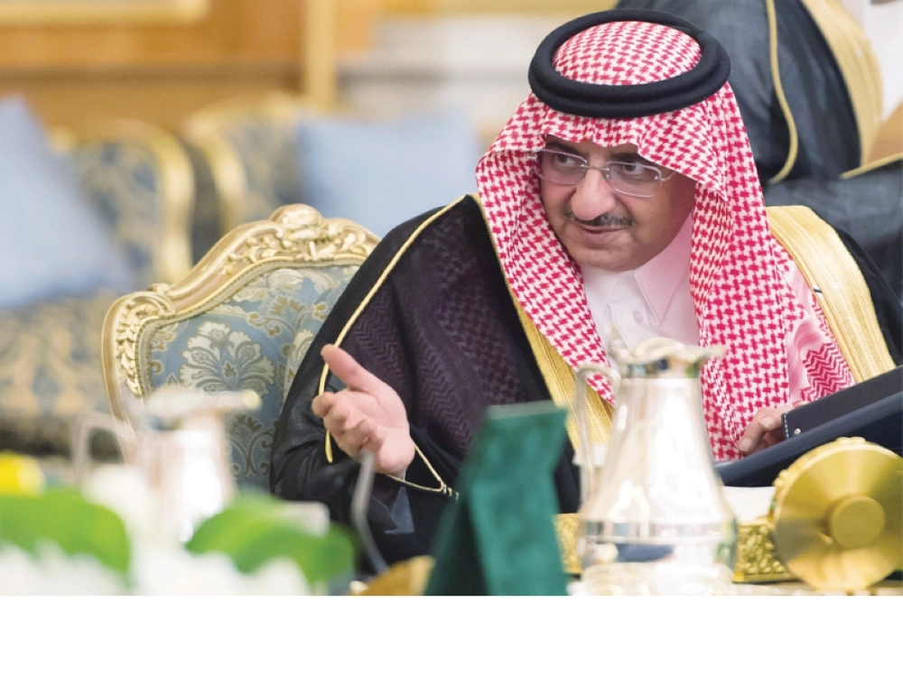 الأمير محمد بن نايف خلال ترؤسه جلسة المجلس في قصر السلام بجدة أمس (واس)
