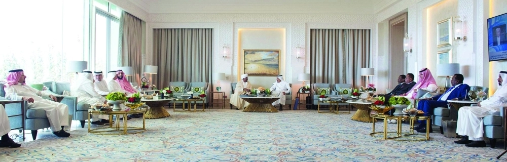 الملك سلمان لدى استقباله عمر البشير في طنجة أمس (واس)