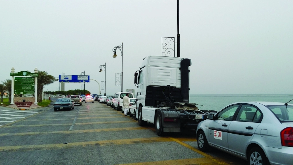 شاحنة تصطف مع السيارات المغادرة نحو البحرين عبر الجسر  (مكة) 