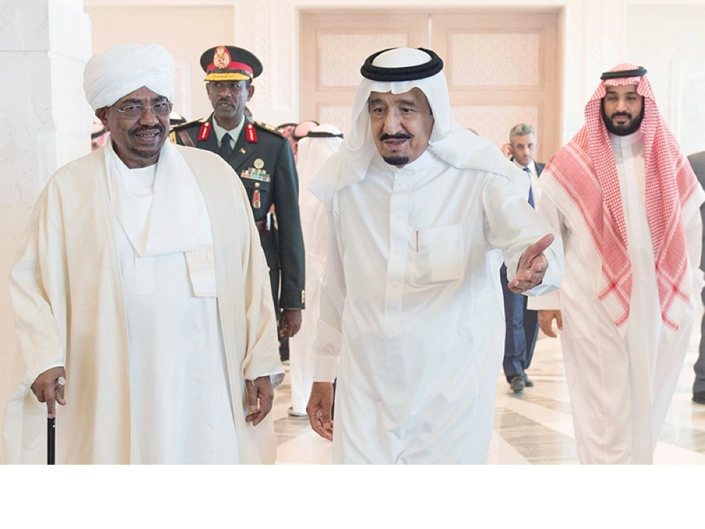 الملك سلمان لدى استقباله عمر البشير في طنجة أمس (واس)