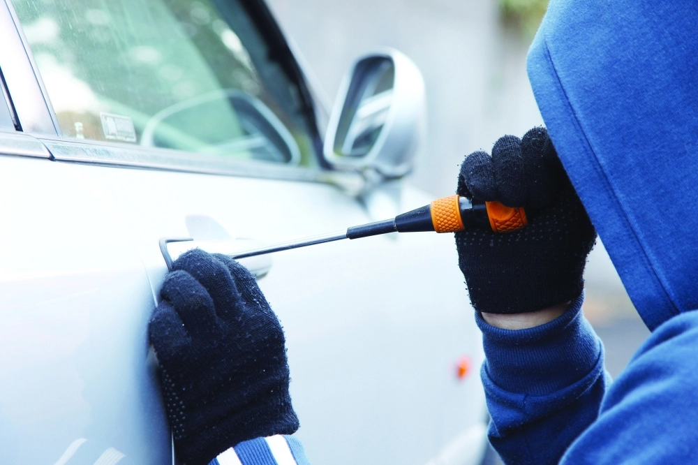 لص يحاول سرقة سيارة           (مكة)