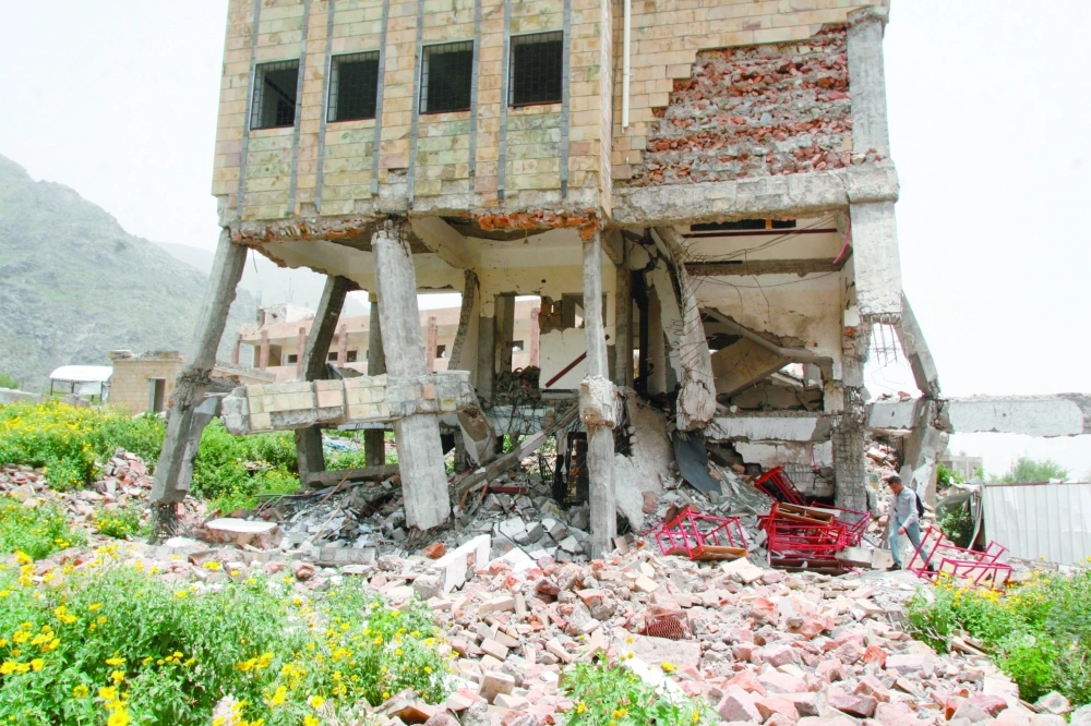 مدرسة محطمة جراء تصاعد الاشتباكات وقصف الأحياء السكنية في تعز     (رويترز)