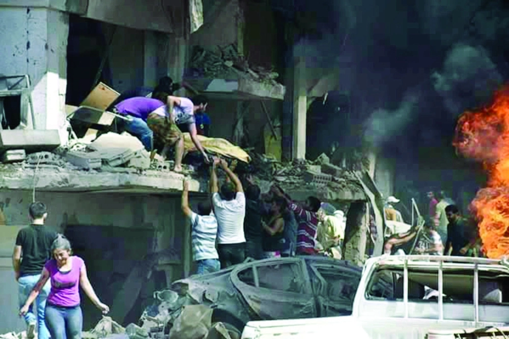 سوريون يحاولون انتشال جثة من الأنقاض عقب تفجير القامشلي                      (أ ب)