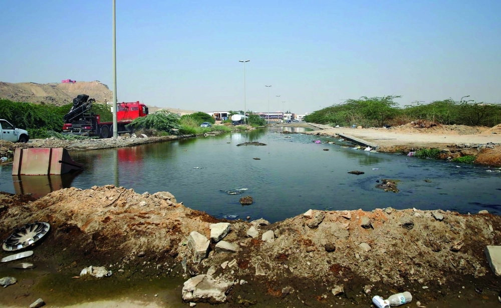 مياه صرف صحي راكدة بأحد أحياء جدة           (مكة)