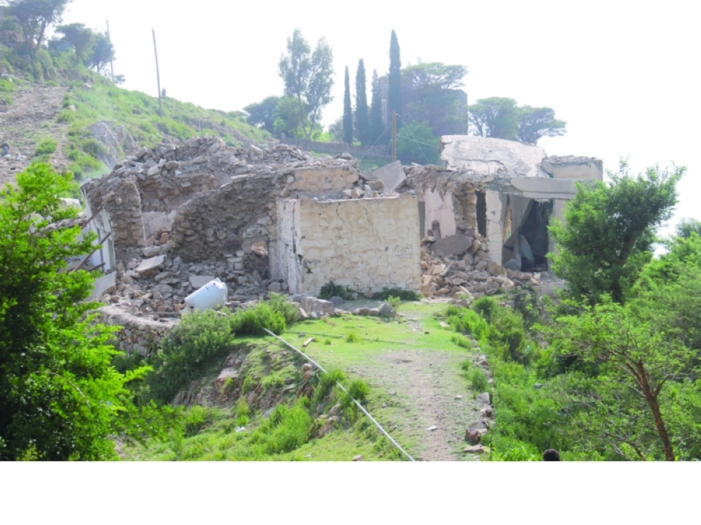 مسجد دمر خلال معارك تحرير الصراري في تعز (رويترز)