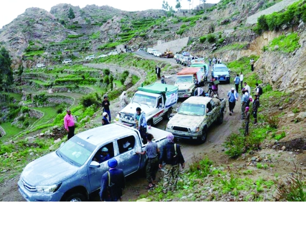 أول قافلة مساعدات من مركز الملك سلمان للإغاثة تصل قرية الصراري بتعز (مكة)