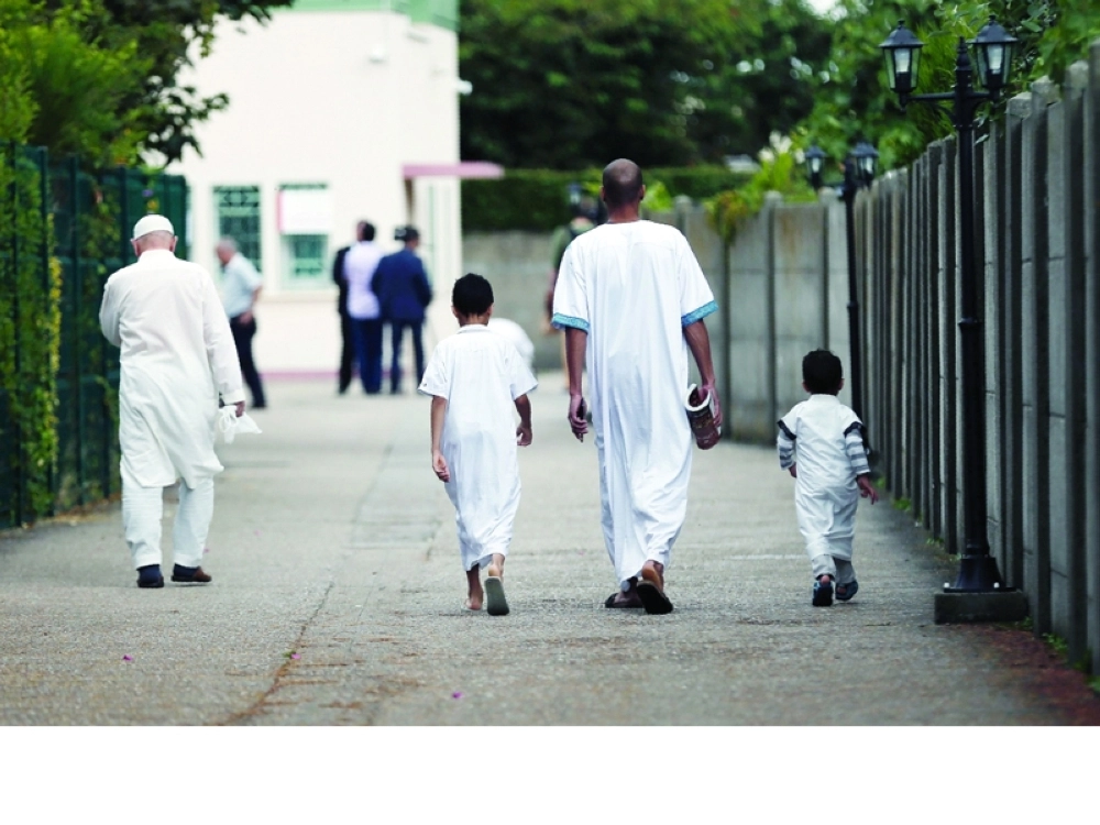 مصلون في طريقهم لأداء صلاة الجمعة في مسجد بنورماندي (أ ف ب)