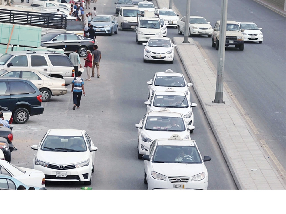 عدد من سيارات الأجرة في طريق الملك فهد بجدة أمس (ثامر الفرج) 