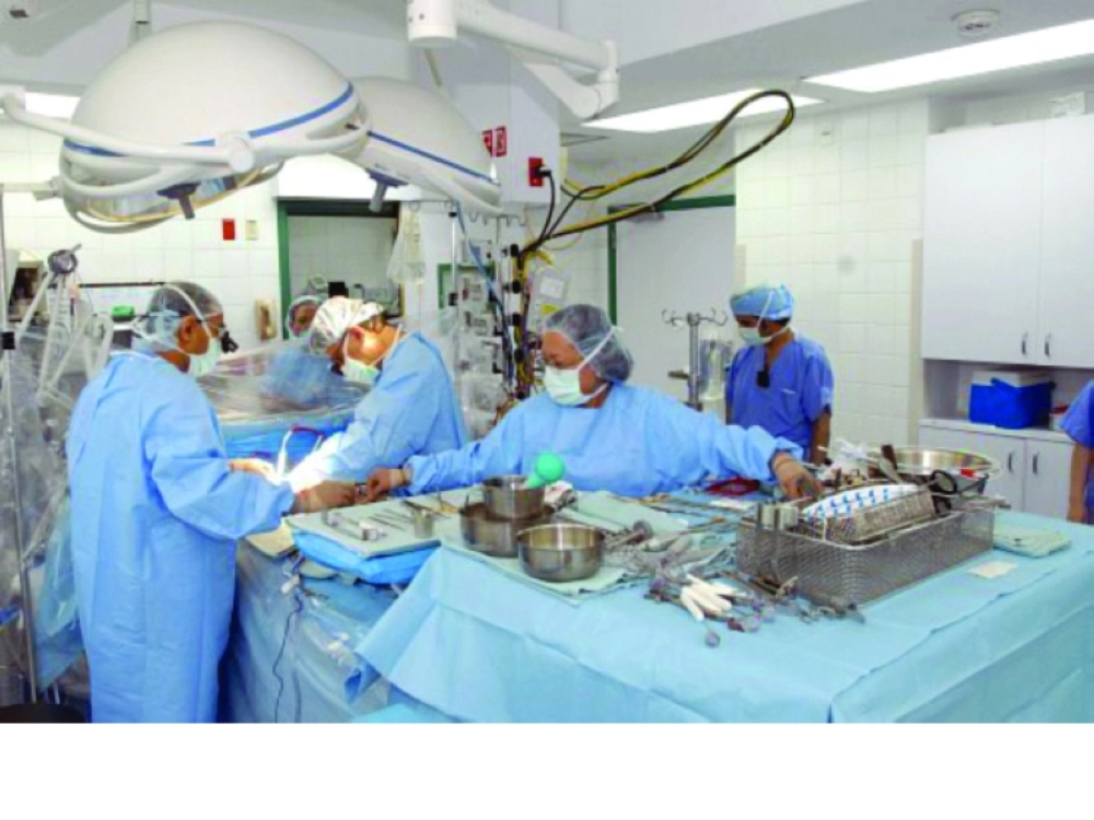 فريق طبي خلال زراعة احد الأعضاء (مكة)