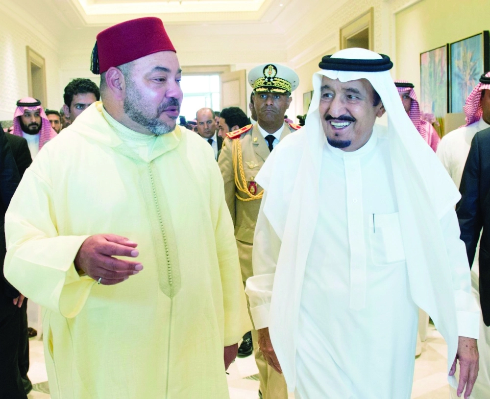 خادم الحرمين مستقبلا الملك محمد السادس في طنجة أمس (واس)