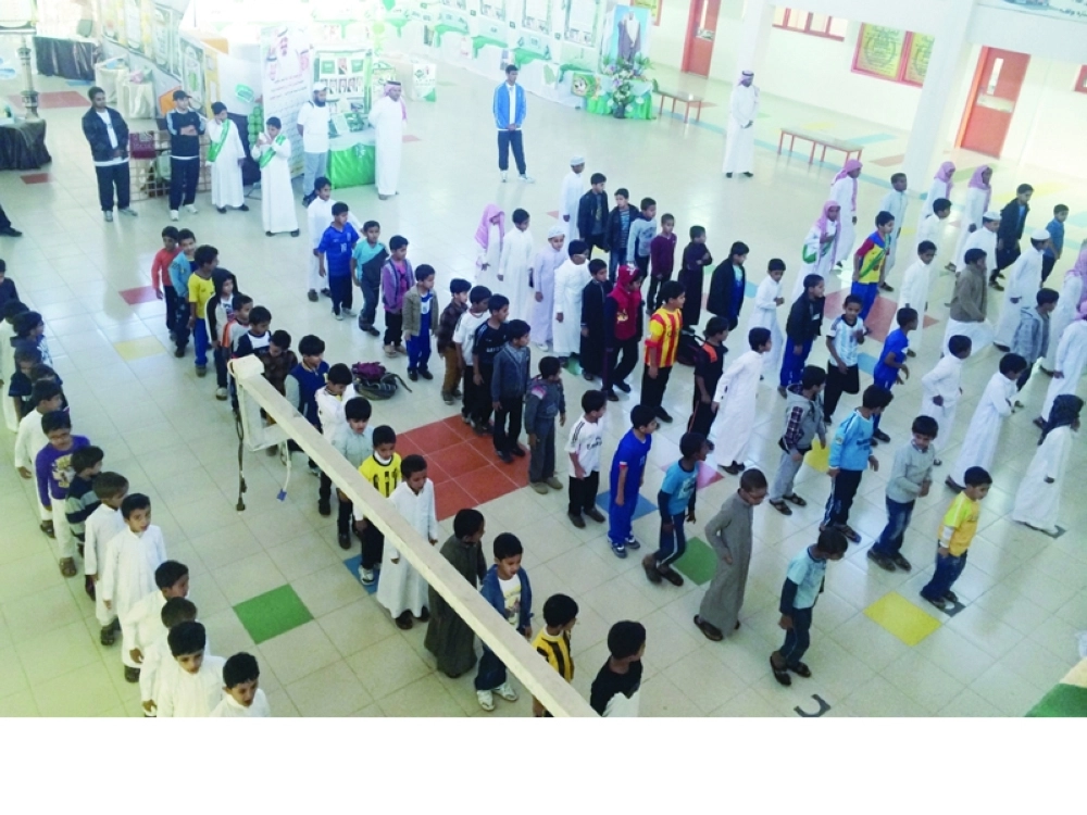 طلاب خلال طابور صباحي في إحدى المدارس (مكة)