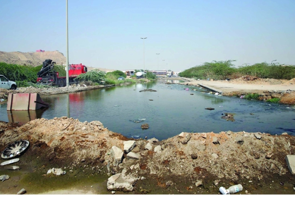 إحدى بحيرات الصرف الصحي بجدة (ثامر الفرج)