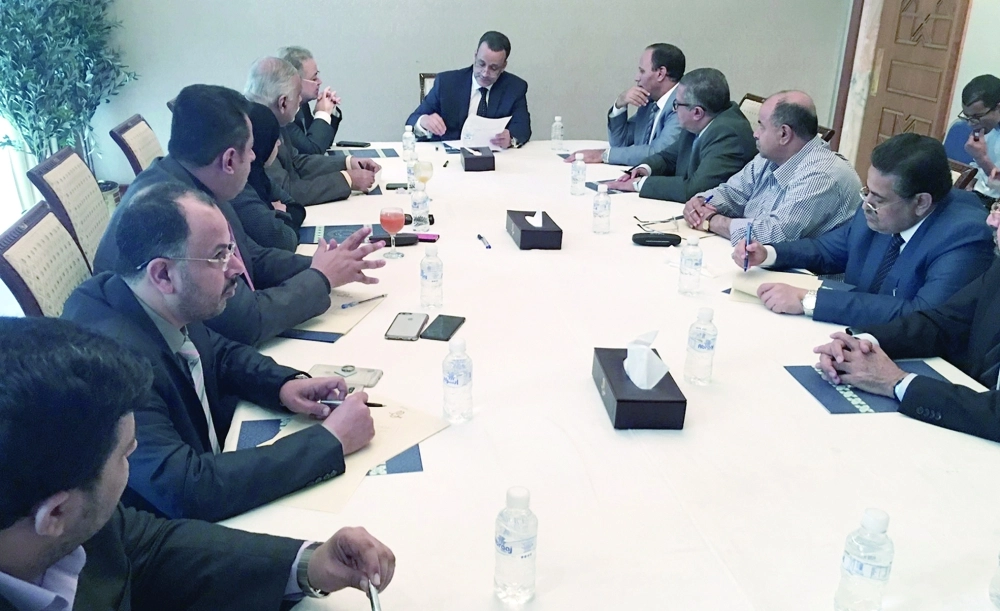 المبعوث الأممي إسماعيل ولد الشيخ في لقاء وفد الحكومة اليمنية بالكويت                        (كونا)