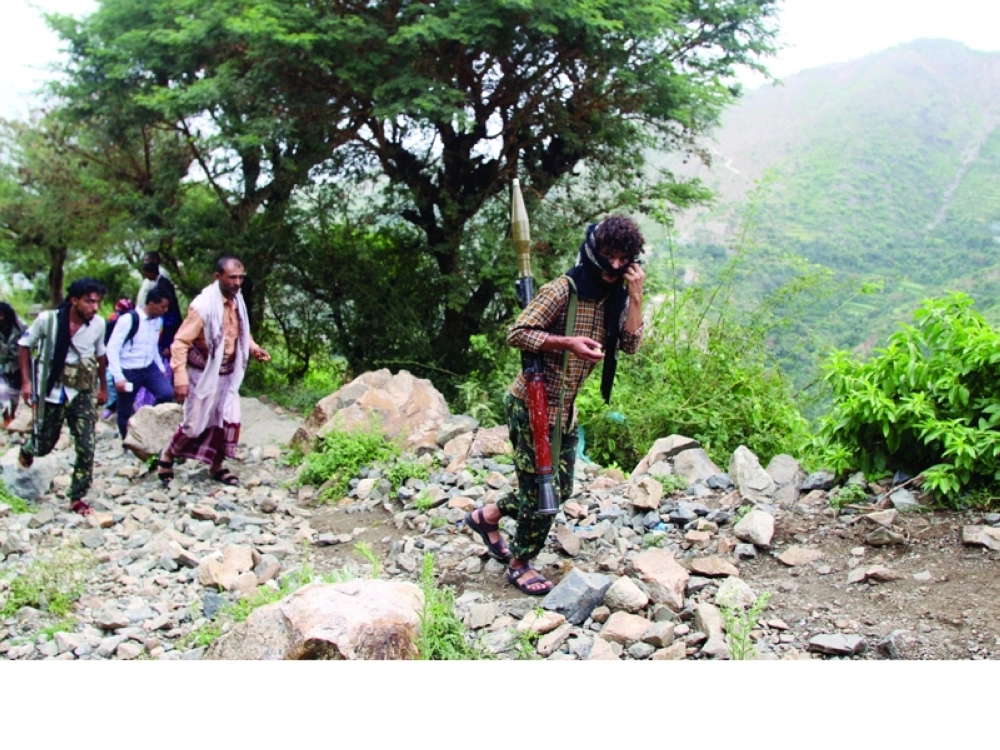 مقاتلون من المقاومة الشعبية بصراري تعز بعد تحريرها من الحوثيين (رويترز)