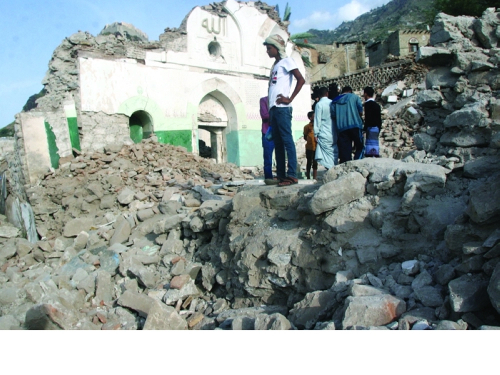 يمنيون يعاينون دمار مسجد في تعز تعرض لقصف مدفعي من قبل الحوثيين (رويترز)