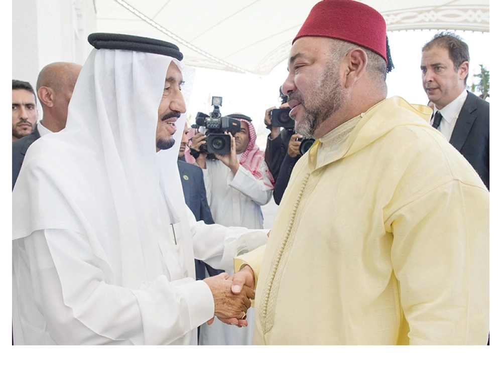 الملك سلمان مستقبلا الملك محمد السادس في طنجة أمس (واس)