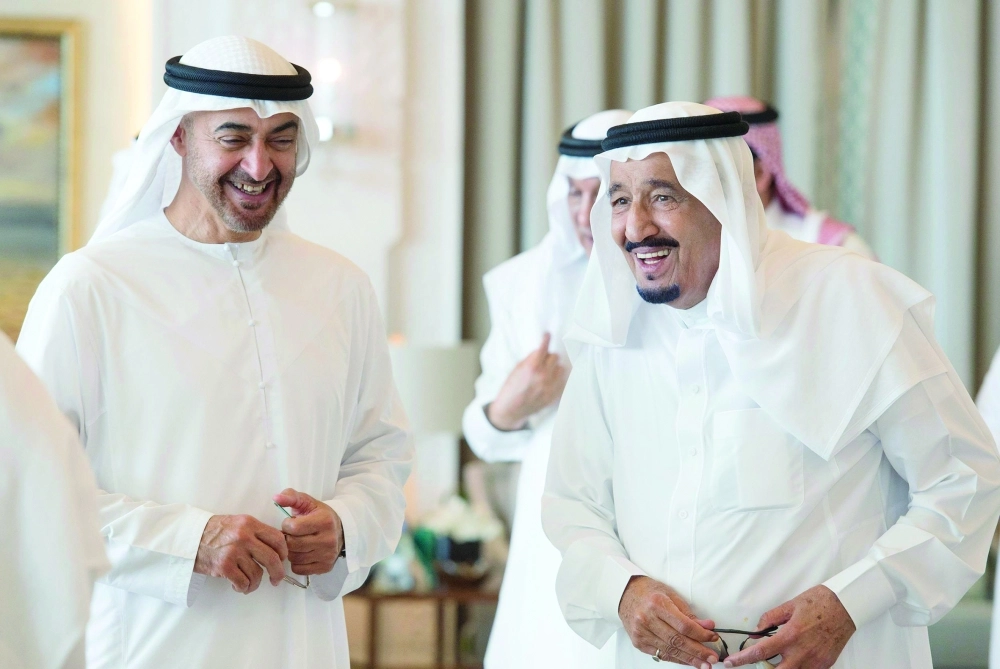 الملك سلمان لدى استقباله الشيخ محمد آل نهيان في طنجة بالمغرب أمس (واس)