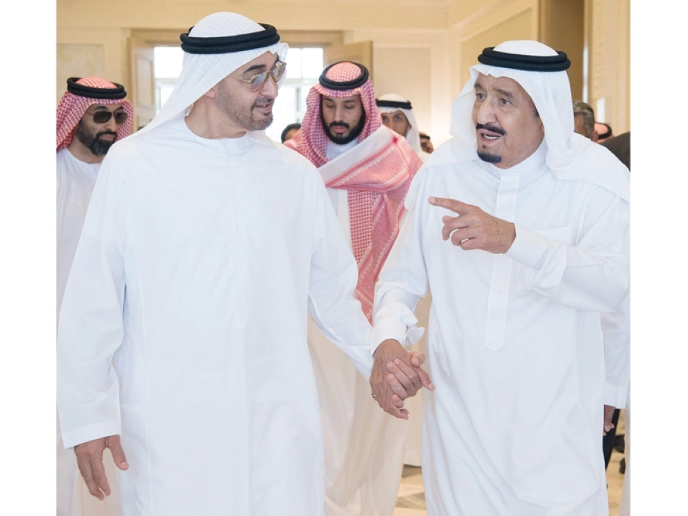 الملك سلمان مستقبلا الشيخ محمد بن زايد بحضور الأمير محمد بن سلمان أمس (واس)