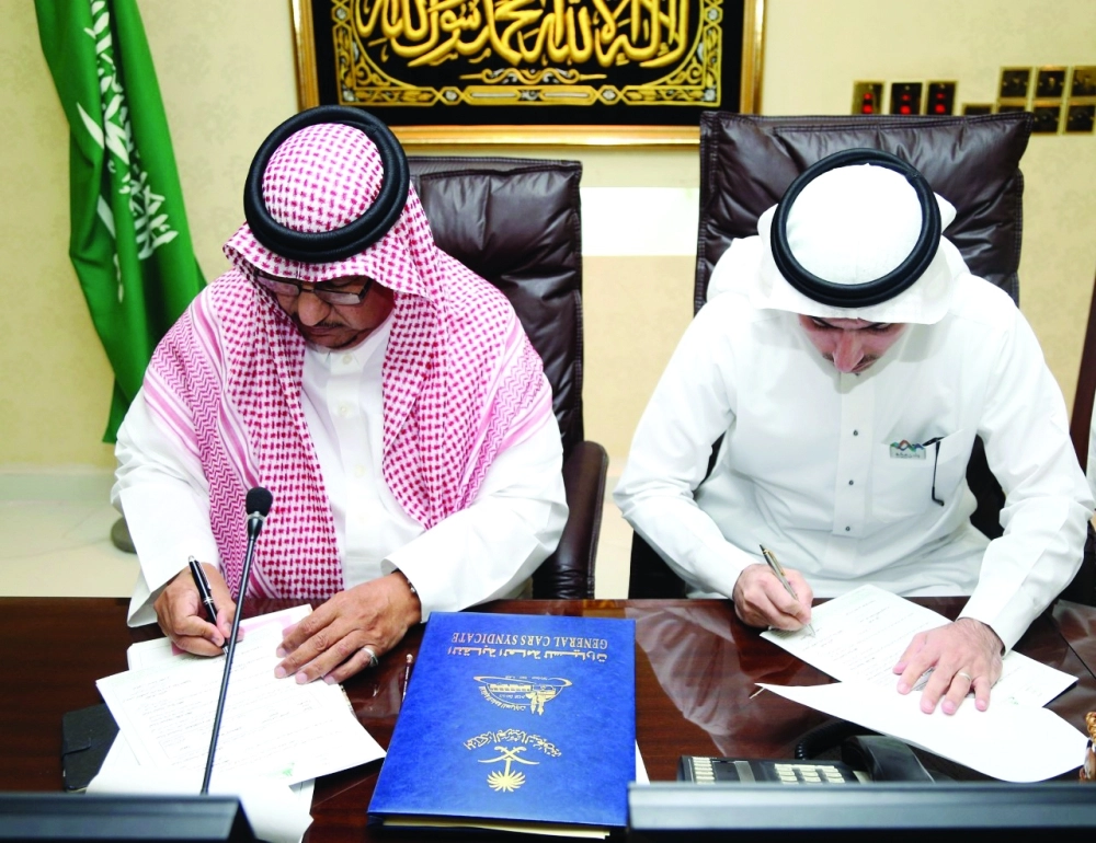 من توقيع الاتفاقية أمس                (أحمد جابر)