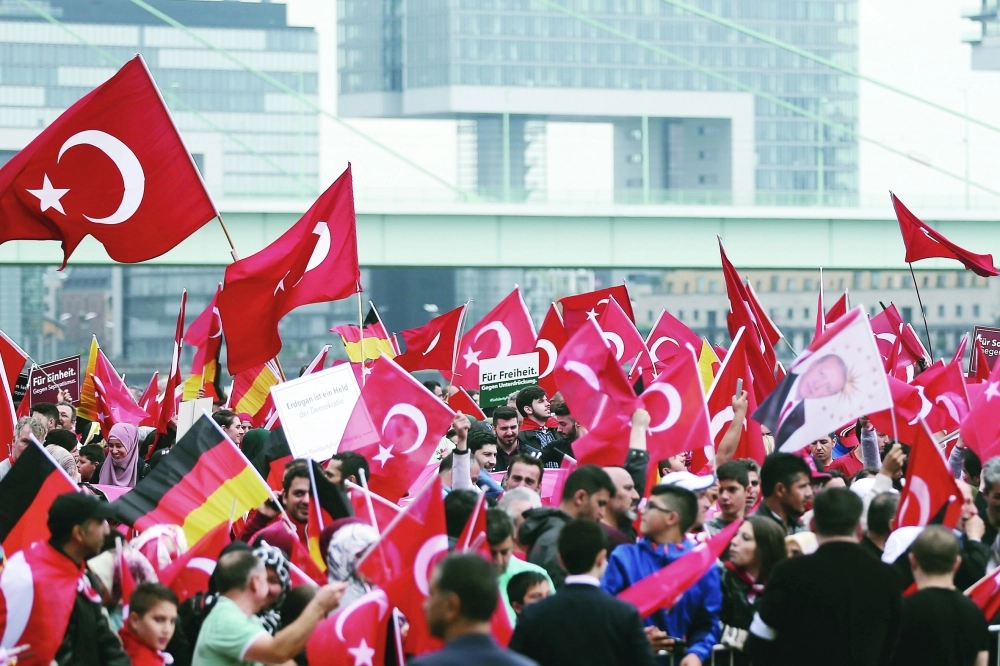 مؤيدون لإردوغان خلال تظاهرة في ولاية كولونيا الألمانية أمس            (أ ف ب)