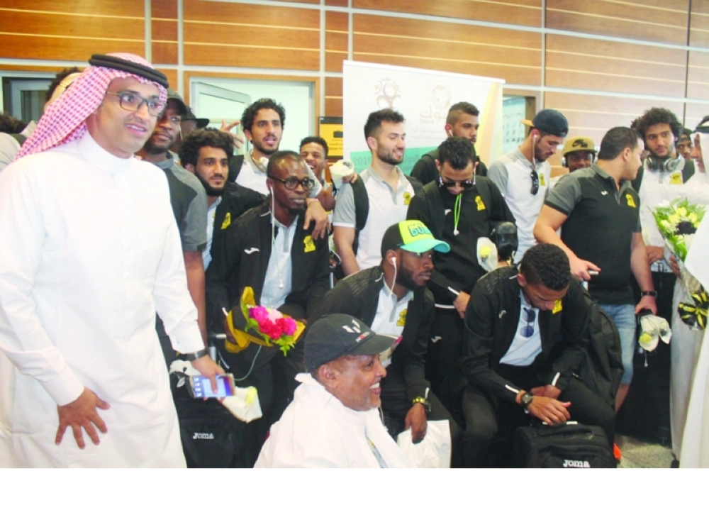 بعثة فريق الاتحاد لحظة وصولها مطار تبوك أمس (مكة)