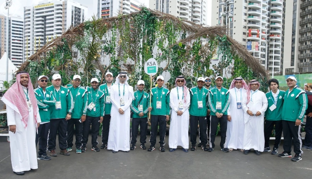 الوفد السعودي يتابع مراسم رفع العلم السعودي في القرية الأولمبية  (واس)