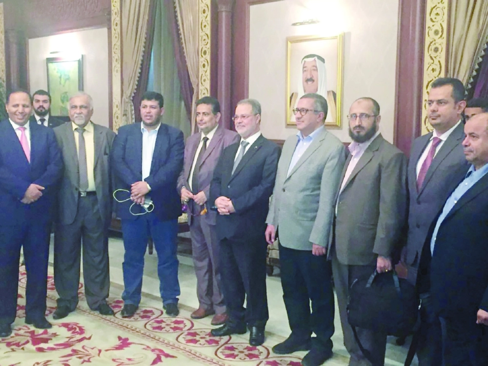 وفد الحكومة اليمنية لمشاورات السلام قبيل مغادرته الكويت          (أ ف ب)
