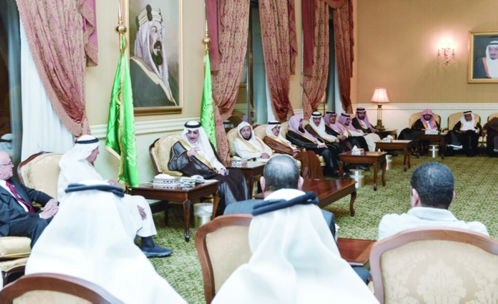 أمير تبوك خلال لقائه ضيوف الدورة