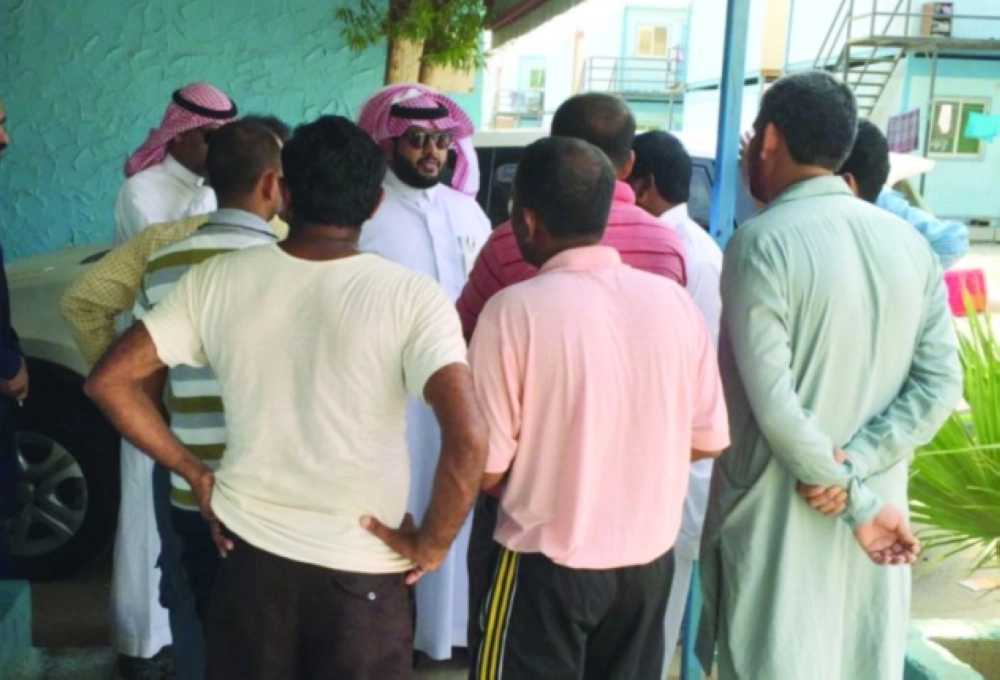 مسؤول العمل يتحدث مع العمالة (مكة)