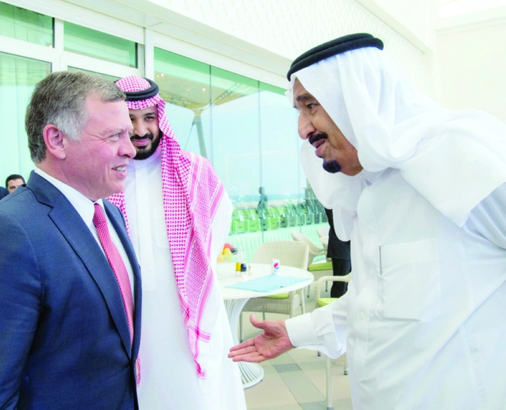 الملك سلمان مستقبلا الملك عبدالله الثاني بحضور الأمير محمد بن سلمان بطنجة أمس (واس)